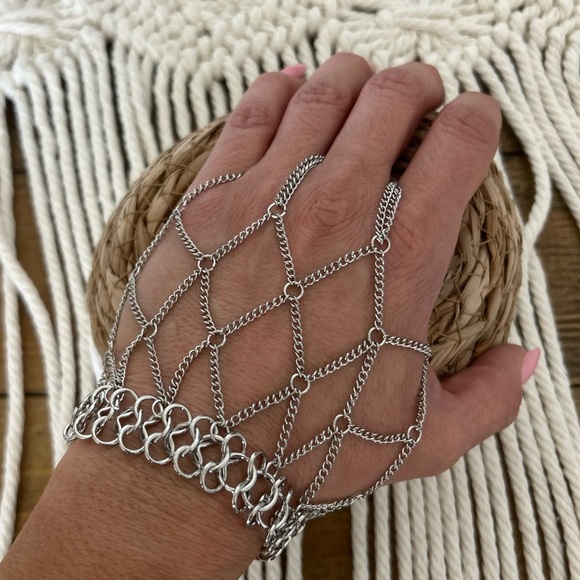 URBAN OUTFITTERS Bundle of Silver Chain Bracelet and ear cuff earrings set of 2 - Picture 6 of 13